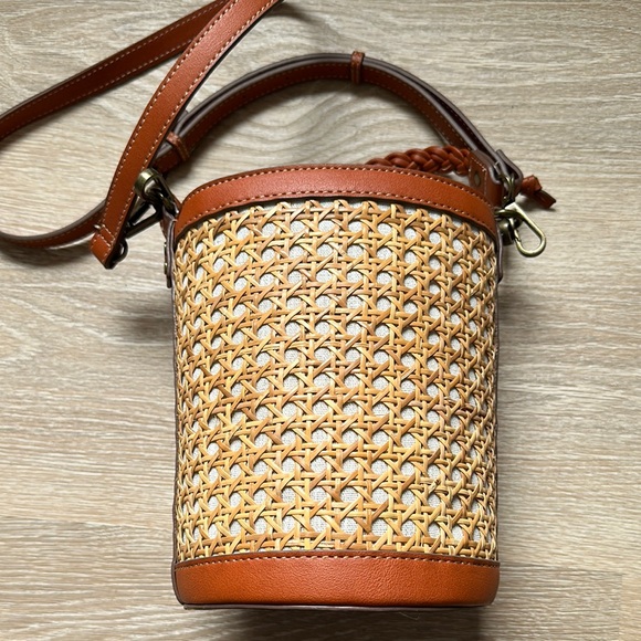 Tommy Bahama woven crossbody bucket bag with removable straps - Picture 7 of 11